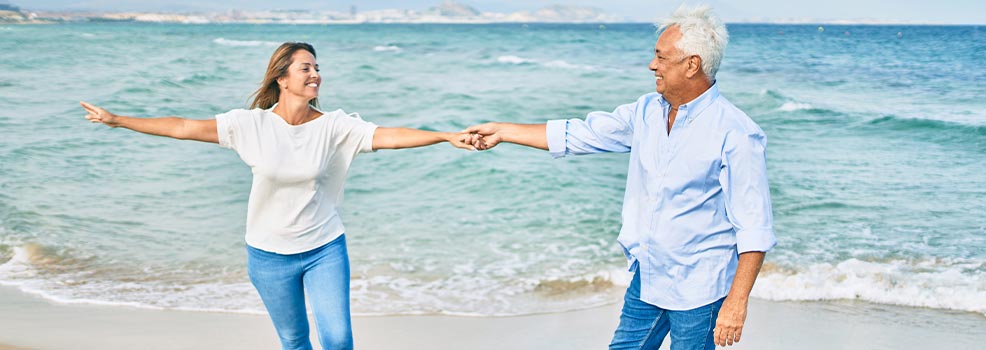 Pareja bailando en la playa