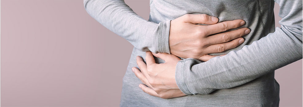 Mujer con dolor de estomago