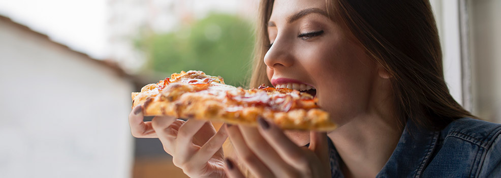 Mujer comiendo pizza