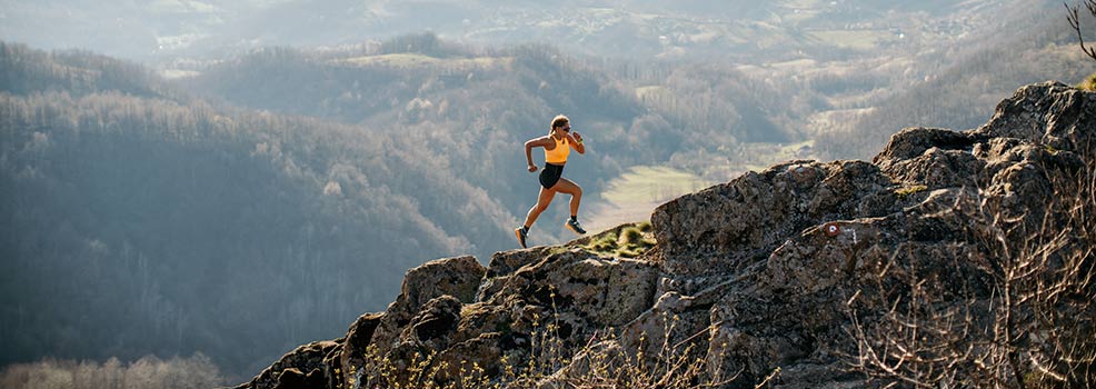 Mujer corriendo en las montañas