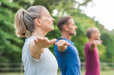 Grupo de personas haciendo yoga 