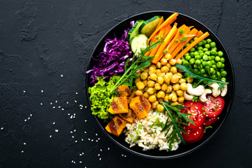 Tazón de arroz integral con vegetales y frutos secos