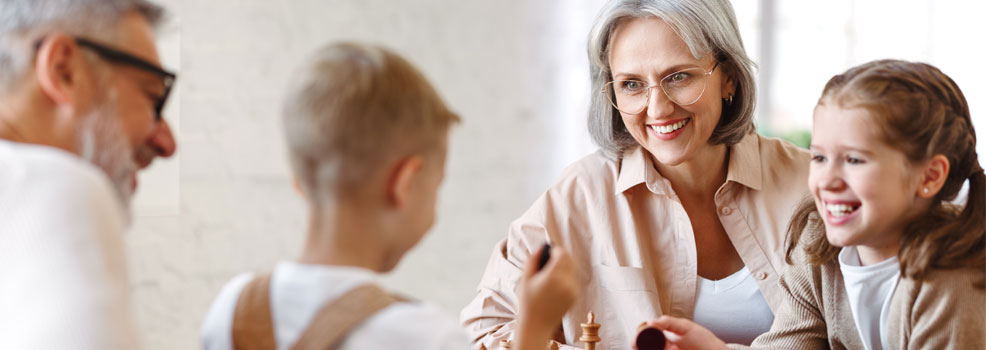 Familia jugando ajedrez