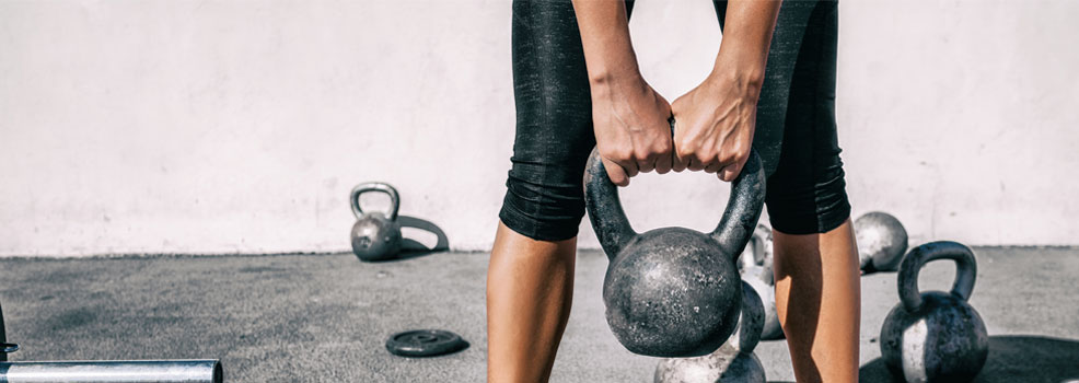 Mujer levantando el kettlebell