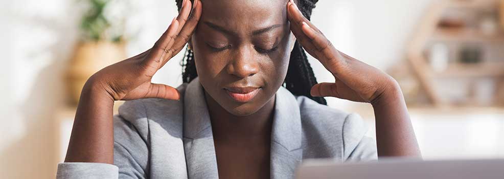 Mujer con migraña