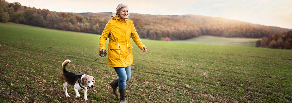 Mujer caminando con su perro