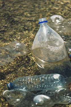 basura de una botella de plástico