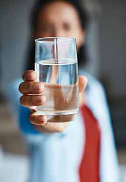 vaso de agua del grifo