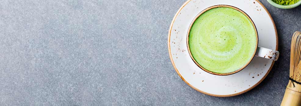 Vaso con latte de té verde matcha