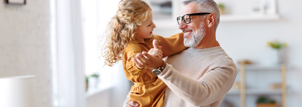 Abuelo y nieta bailando