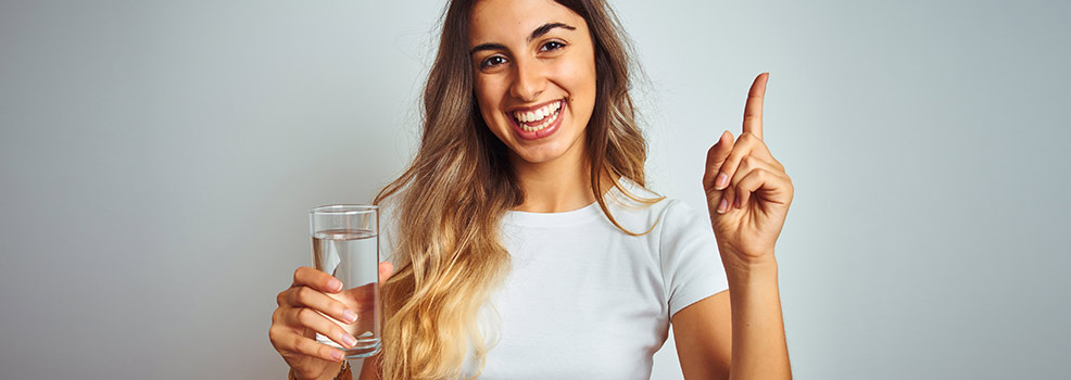 Mujer sosteniendo vaso de agua