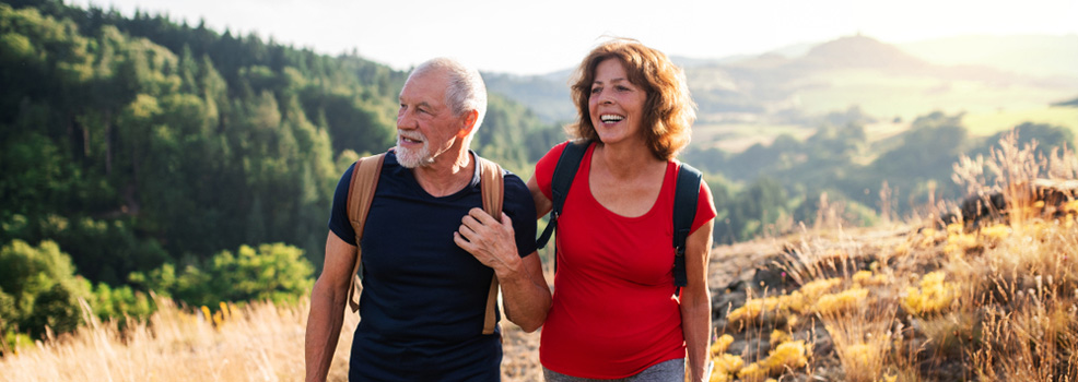 Personas adultas caminando