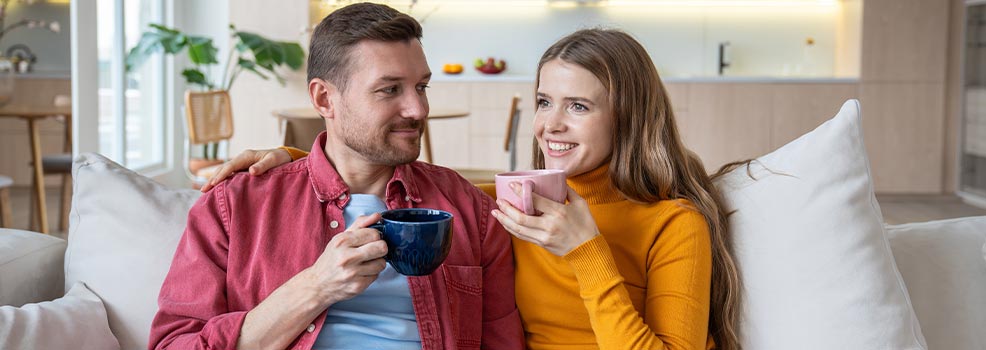 Pareja tomando café
