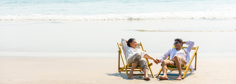 pareja de adultos mayores felices