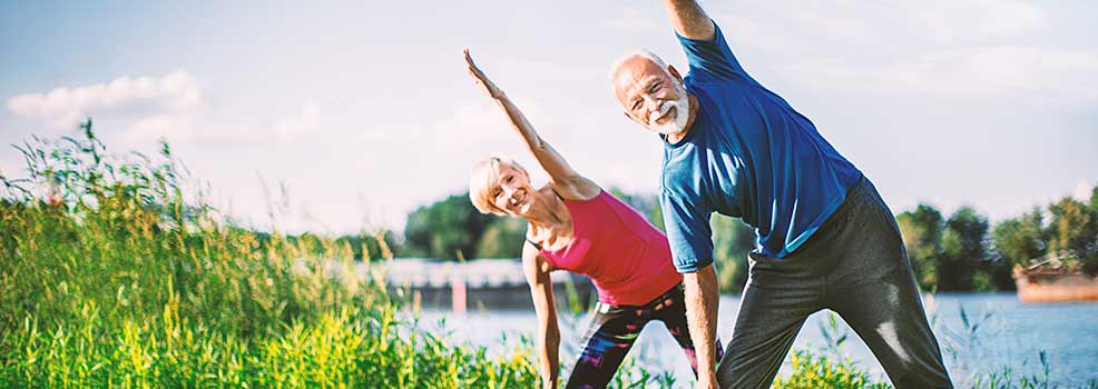 Pareja haciendo yoga