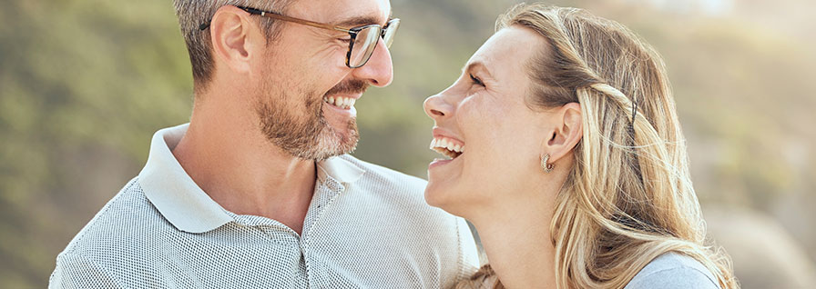 pareja feliz riendo