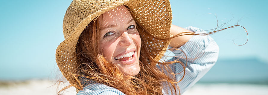mujer con sombrero