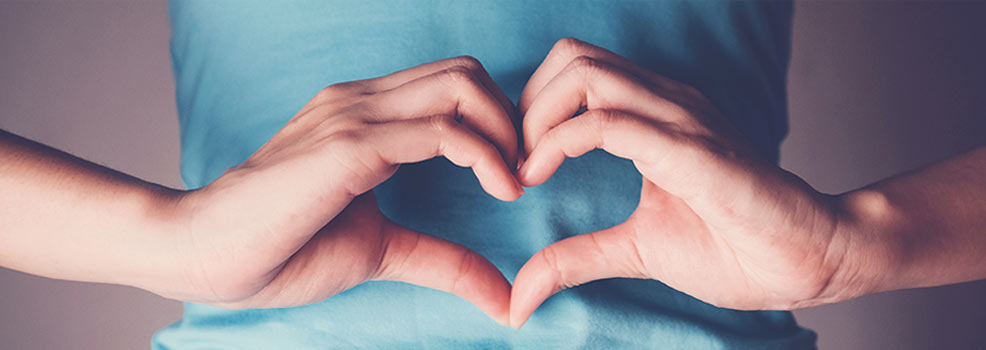Corazón con manos