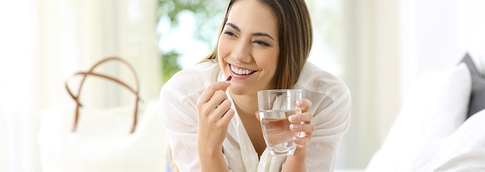 Mujer tomando su medicina