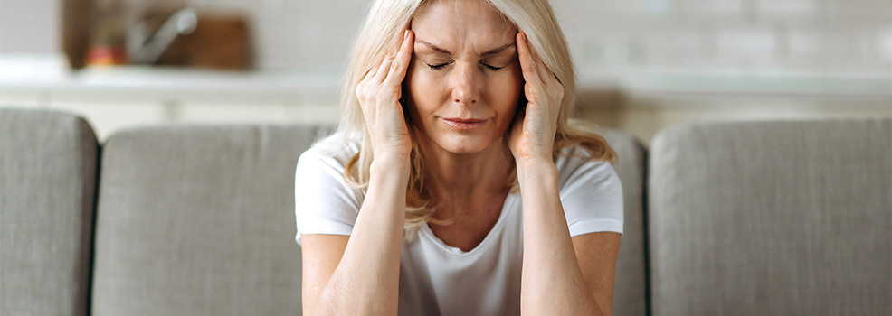 Mujer con dolor de cabeza