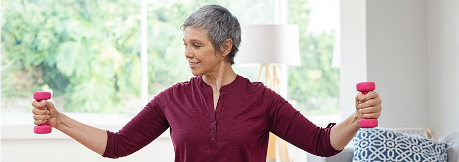 Mujer de edad avanzada haciendo ejercicio 
