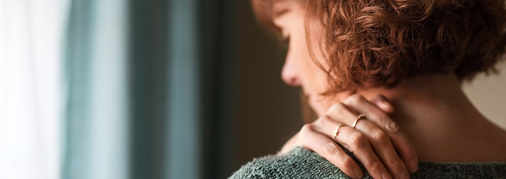 Mujer con dolor de hombro.
