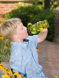 Niño tomando agua