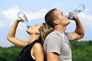 hombre, mujer, tomando agua, mujer tomando agua, hombre tomando agua