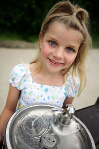 Niña tomando agua