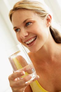 vaso de agua, mujer tomando agua